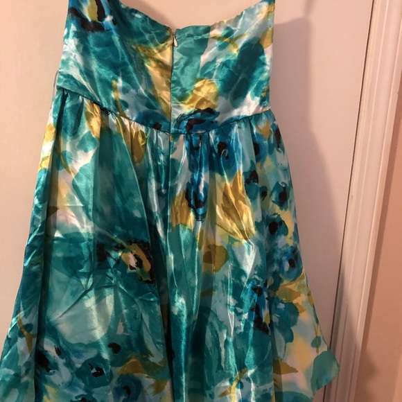 🌹- Medium Floral strapless dress - Picture 2 of 2